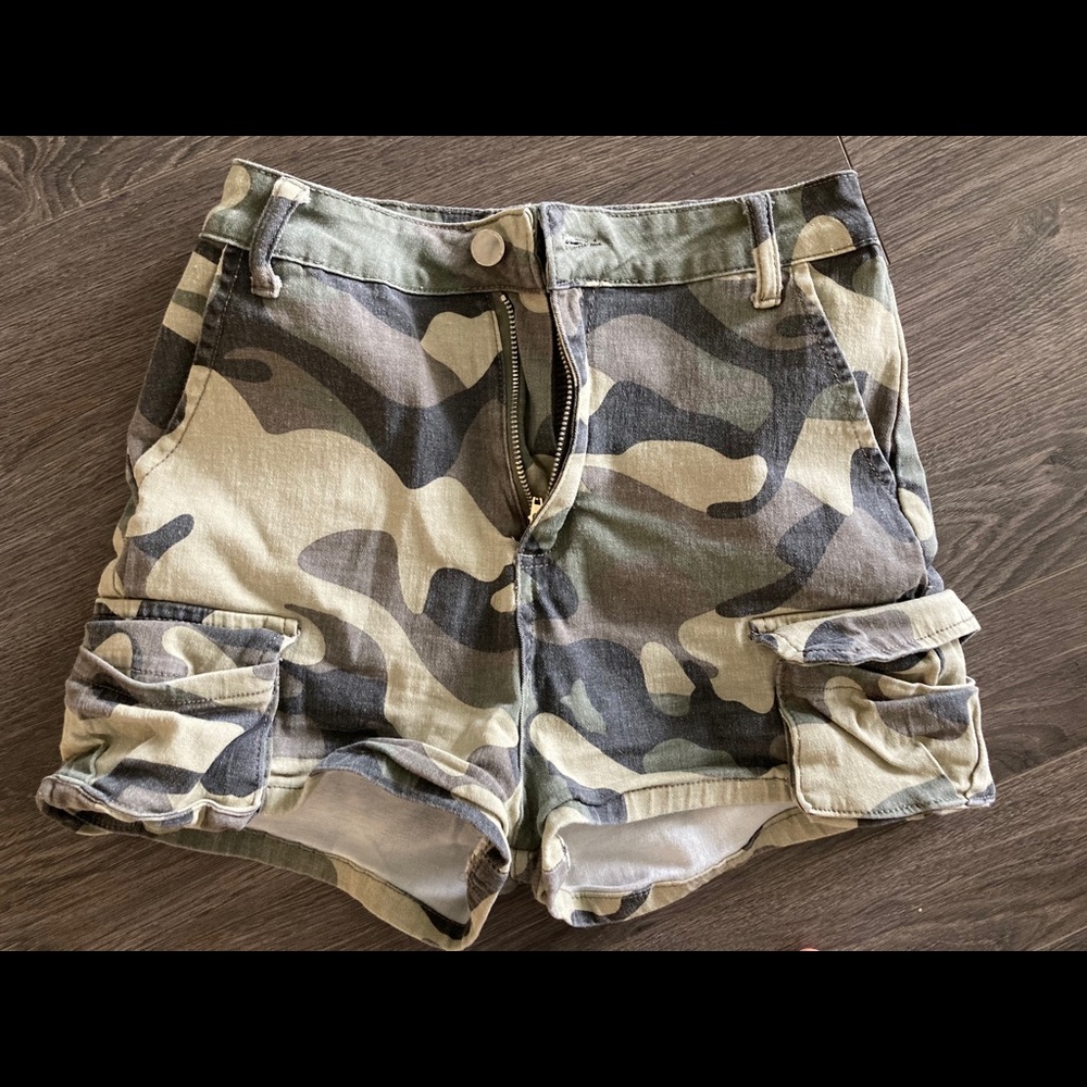 Camo / army print high rise shorts